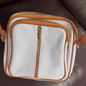 Bolsa azul cielo con bordes café claro hermosa usada  
Marca 
Valentina